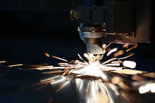 Chispas vuelan hacia fuera la cabeza de la máquina para el procesamiento de metal — Foto de Stock