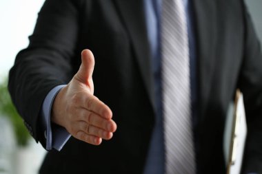 Takım elbiseli adam ve vermek el Merhaba olarak bağla