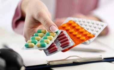 Farklı paket tutan kadın doktor el