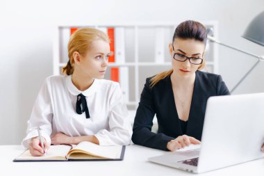 Kadın Kol gümüş kalem noktası olarak finansal holding