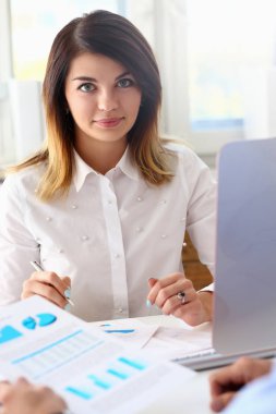 Güzel kadın portre mali istatistikleri inceleyerek işyerinde