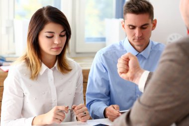 İşadamı el tehdit onun işe alınan personel çalışanları tehdit ediyor