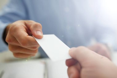 Takım elbiseli erkek yardım et boş arama kartı