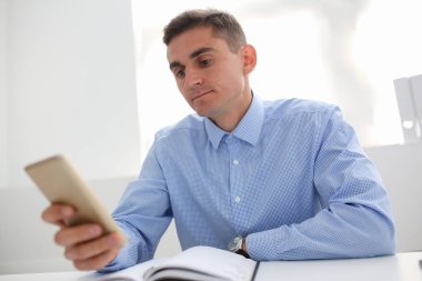 işadamı yeni bir akıllı telefon elinde tutuyor.