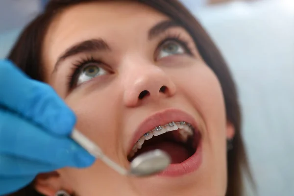Femme à la réception d'un dentiste masculin examinant les dents — Photo
