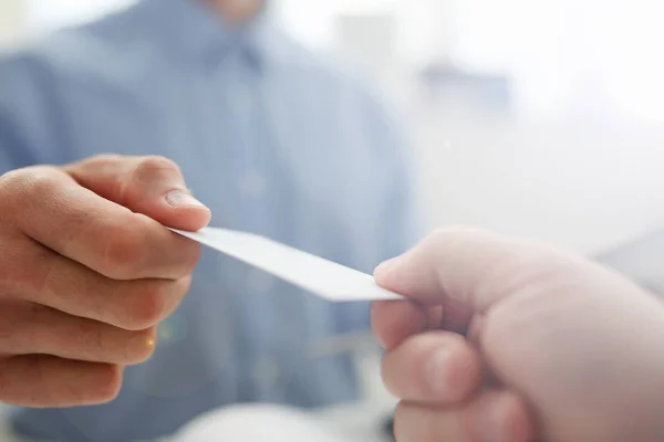 Männliche Hand im Anzug gibt leere Visitenkarte ab — Stockfoto