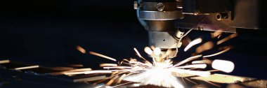 Kıvılcımlar metal işleme için makine başını uçurur