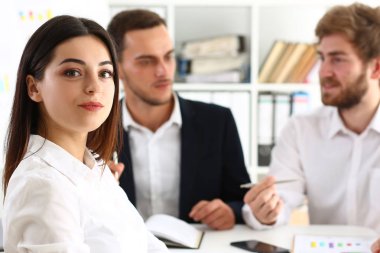 İşyerinde güzel gülümseyen neşeli kız