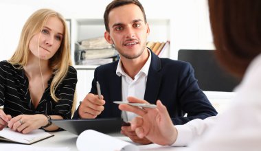 Bir grup insan oturup Office sorun üzerinde kasıtlı