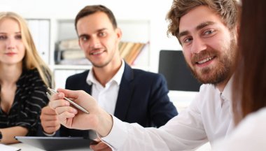 Bir grup insan oturup Office sorun üzerinde kasıtlı