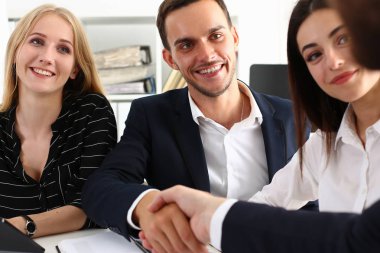 Takım elbiseli adam Merhaba ofis portre olarak el sallamak