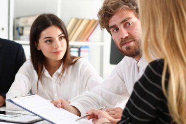 Bir grup insan oturup Office sorun üzerinde kasıtlı