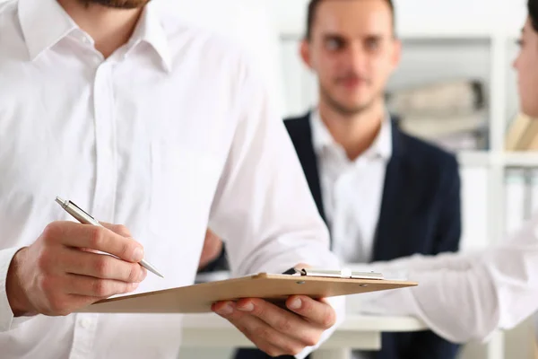 Männlicher Arm im Anzug hält silbernen Stift — Stockfoto