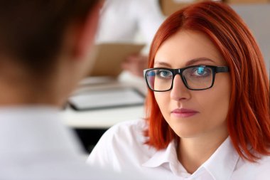 İşyeri göz gülümseyen güzel neşeli kız