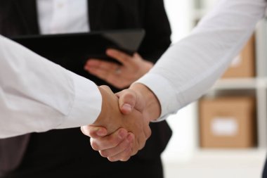 Takım elbise sıkışalım gülümseyen adam Merhaba olarak