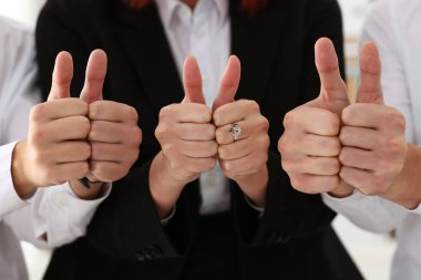 Bir grup insan ok gösterme veya onaylamak