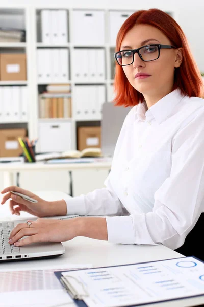 Biznes kobieta Ruda office portret siedzieć tabeli — Zdjęcie stockowe