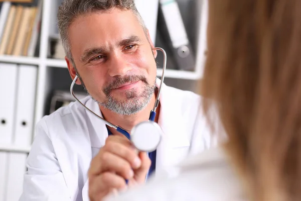 Guapo maduro doctor hold en brazo estetoscopio cabeza — Foto de Stock