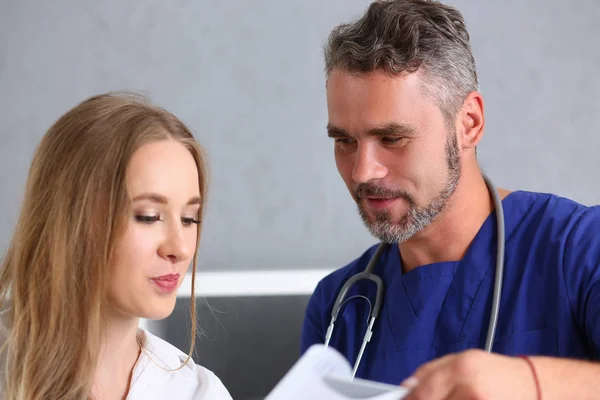 Usmívající se pohledný doktor komunikovat s pacientem — Stock fotografie