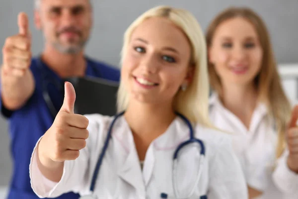 Gruppe von Ärzten zeigen ok oder bestätigen Zeichen mit erhobenem Daumen — Stockfoto