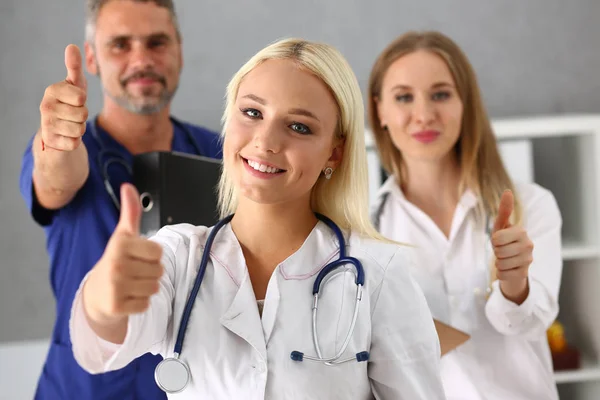 Gruppe von Ärzten zeigen ok oder bestätigen Zeichen mit erhobenem Daumen — Stockfoto