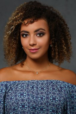 Trendy kıyafetli akıllı kız