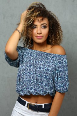 Stüdyoda poz veren neşeli bayan