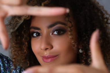 Oyuncu kadın gösteren kare jest