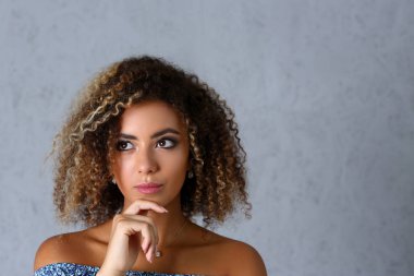 Stüdyoda poz veren düşünceli kız