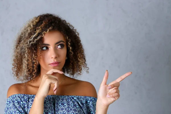 güzel bir kadın bir şey gösteriliyor