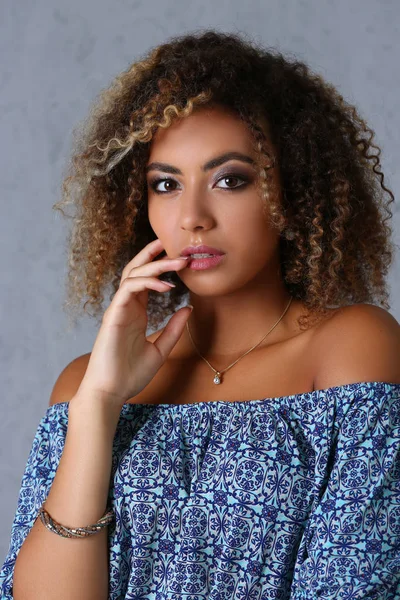 Neşeli kız gülümseyen