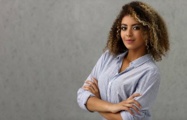 Stüdyoda poz veren neşeli bayan