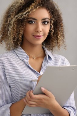 Kağıt tabletli iş kadını