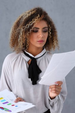 İş belgelerini inceleyen kritik bayan