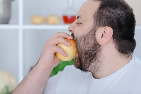 Bonito homem segurando frutas — Fotografia de Stock