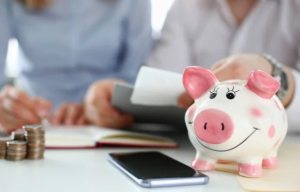 Ev arka plan karşı masada Piggy banka