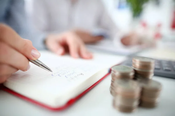 Caneta mão de finanças diário para o projeto home page . — Fotografia de Stock