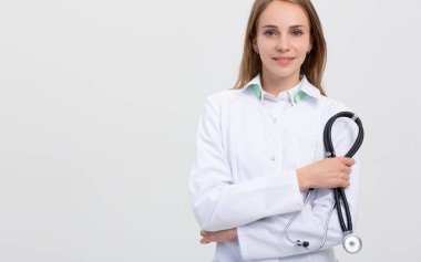 Gri üzerinde kadın gülümseyen Doktor ARM, Portrait