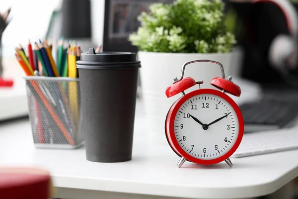 Relógio de alarme vermelho na mesa de escritório — Fotografia de Stock