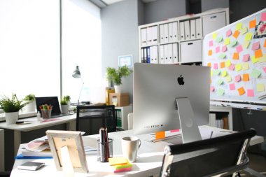 Boş ofise karşı Apple imac bilgisayar