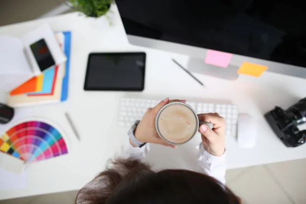 Mujer feliz sosteniendo una taza con café con leche —  Fotos de Stock