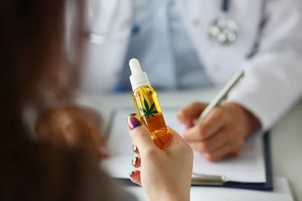 Doktor ofiste marihuana özü reçete
