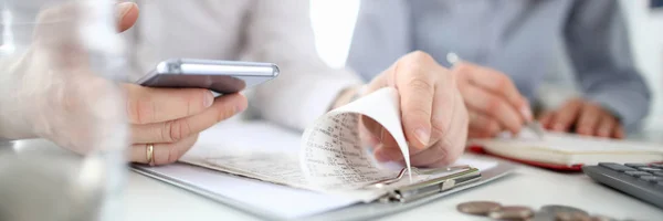 Genç aile erkek ve kadın kontrol