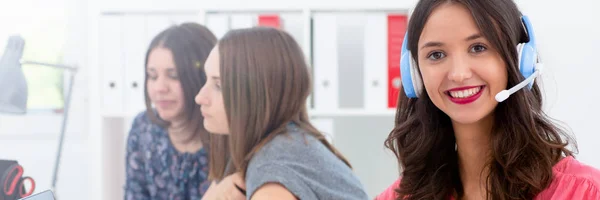 Lächelnde schöne Frau mit blauem Headset-Porträt — Stockfoto