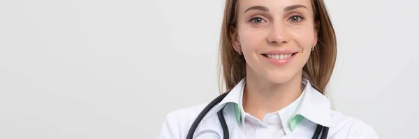 Mujer sonriente médico armcross retrato en gris —  Fotos de Stock