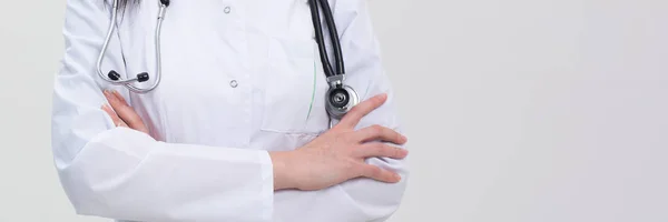 Feminino sorridente médico braçadeira closeup em cinza — Fotografia de Stock