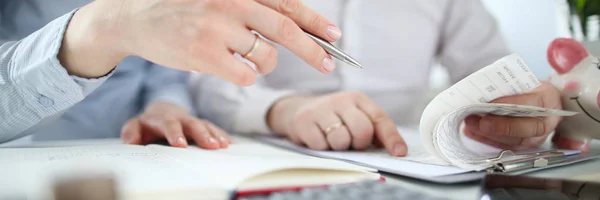 Dos estudiantes hombre y mujer aprenden a calcular — Foto de Stock