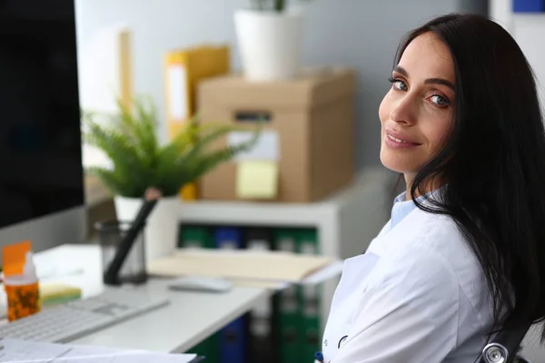 Indiai női orvos portréja a kórházon keresztül — Stock Fotó