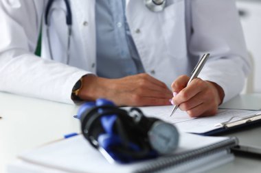 Kadın doktor el yazısı gümüş kalem reçetesi