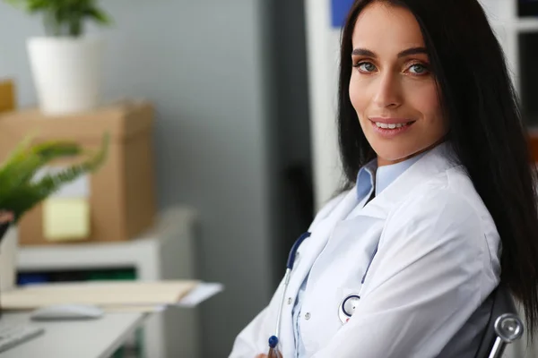 Schöne Dame im Arztkittel — Stockfoto